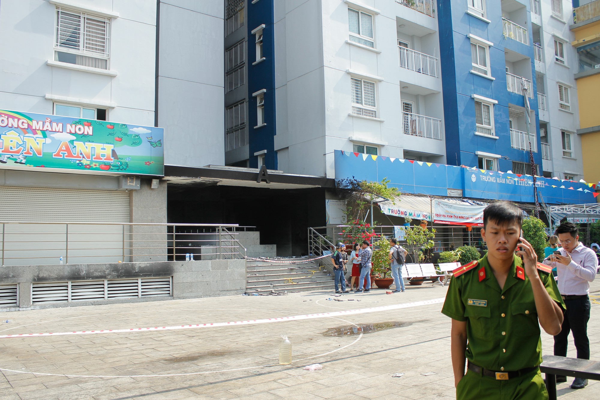 Ám ảnh những chiếc thang dây cháy đen, chăn và rèm cửa lủng lẳng tại hiện trường vụ cháy khiến 13 người thiệt mạng ở Sài Gòn