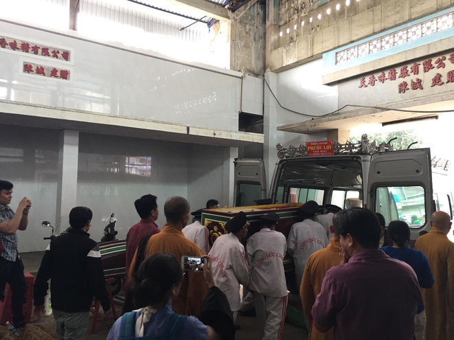 Quặn lòng chứng kiến cảnh người thân nhận thi thể nữ Bí thư phường Nguyễn Thái Bình về chùa an táng