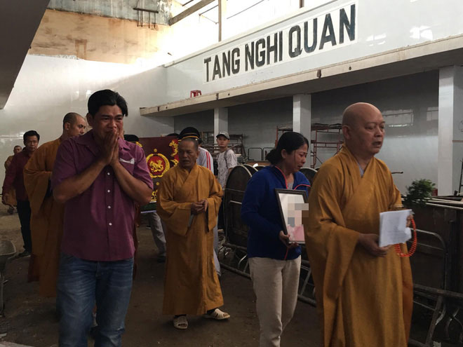 Quặn lòng chứng kiến cảnh người thân nhận thi thể nữ Bí thư phường Nguyễn Thái Bình về chùa an táng