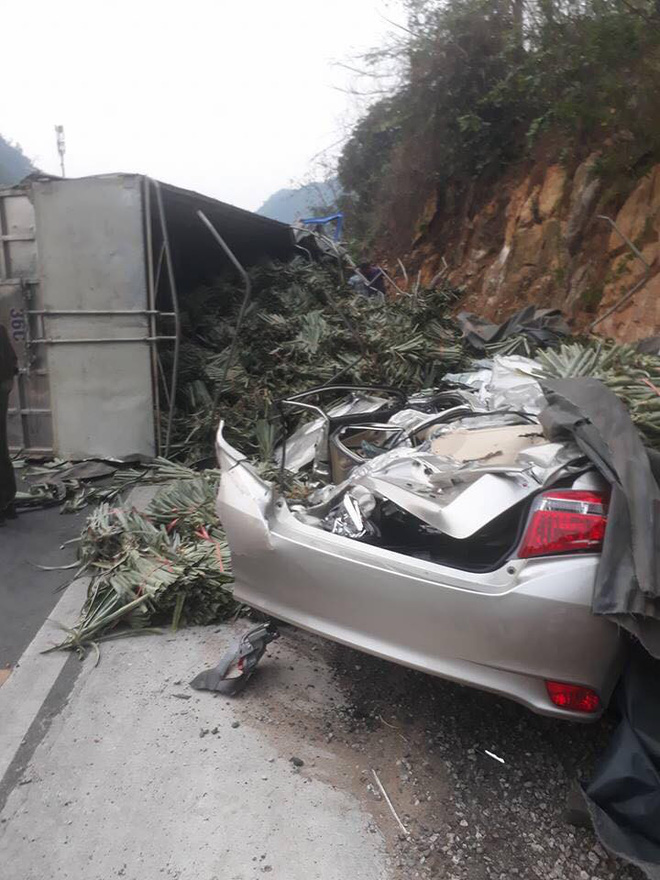 Xe ô tô Toyota Vios mới mua bị xe tải đè nát bét