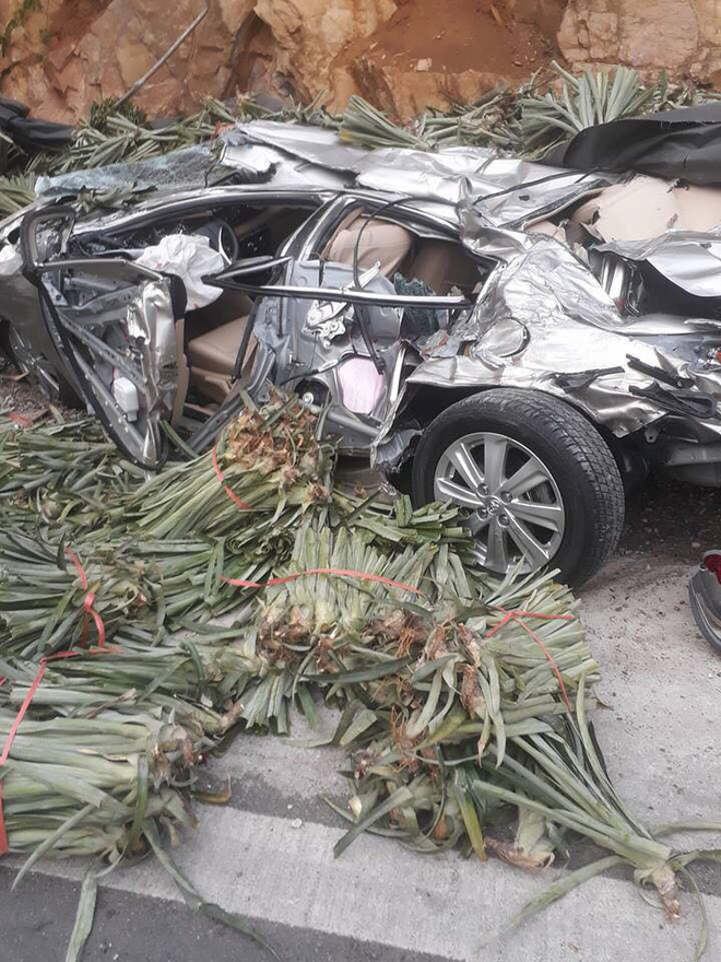 Xe ô tô Toyota Vios mới mua bị xe tải đè nát bét