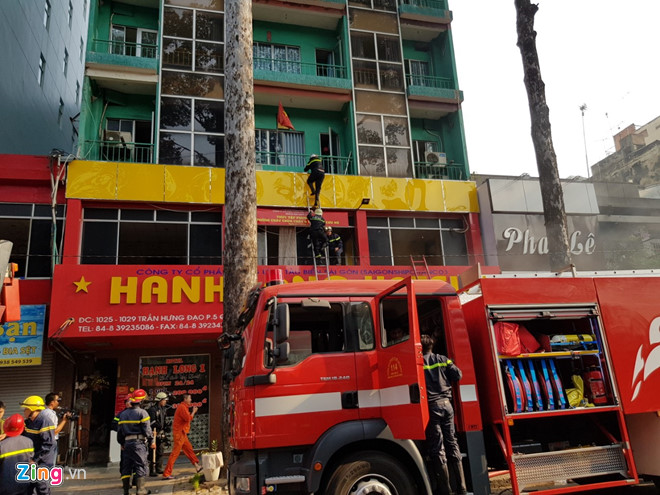 Giải cứu 19 người mắc kẹt trong đám cháy khách sạn ở Sài Gòn
