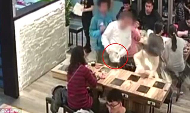 Cô gái bị dội nước sôi lên đầu chỉ vì... vô tình hất tóc trúng khách trong quán lẩu