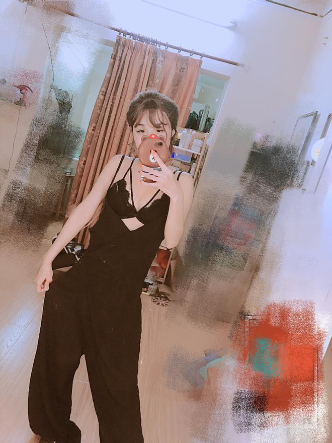 Đặt mua váy hot girl trên mạng, cô gái cao gần 1m6 kêu trời vì được ship cho bao tải, ngực tụt đến tận eo