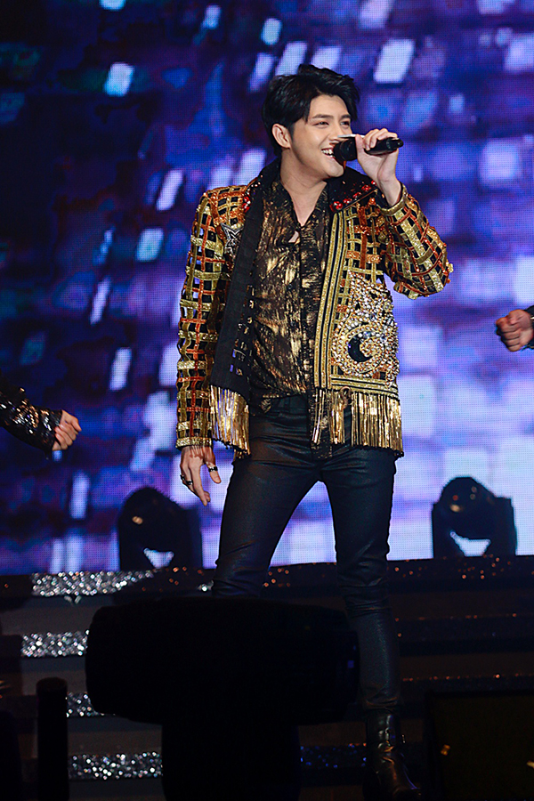 Noo Phước Thịnh tự tin biểu diễn trước 5.000 khán giả Hong Kong