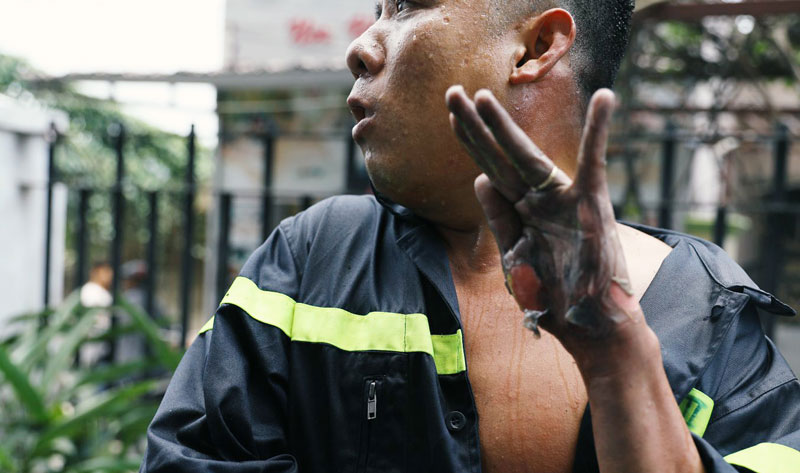 Gặp anh lính cứu hỏa bị bỏng tuột da tay: Thấy máy bơm trục trặc tôi định tiến đến sửa thì nó phát nổ