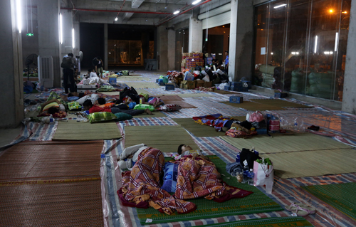 Đêm không nhà của những người thoát khỏi đám cháy chung cư Carina