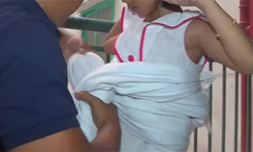 Có nên buộc dây thả trẻ xuống khi cháy chung cư?