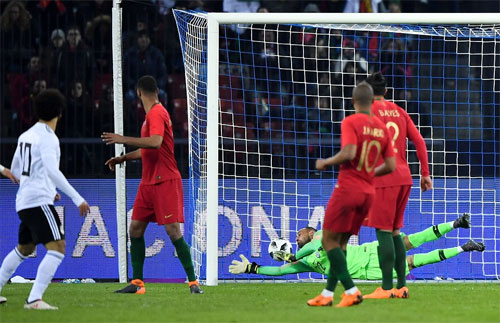 Ronaldo lập cú đúp, Bồ Đào Nha tái hiện màn ngược dòng của Man Utd