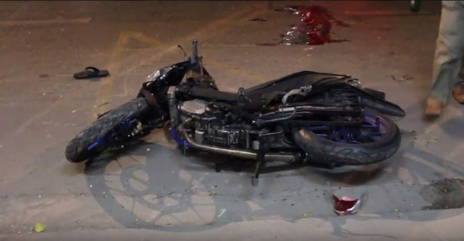 Người cha gào khóc bên thi thể con trai gặp tai nạn