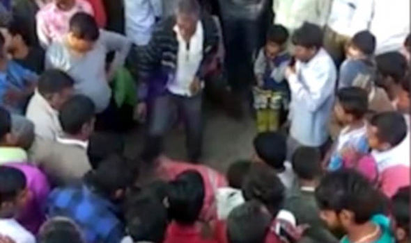 Chồng trói vợ vào cây đánh 100 roi rồi mặc đám đàn ông làm nhục vợ