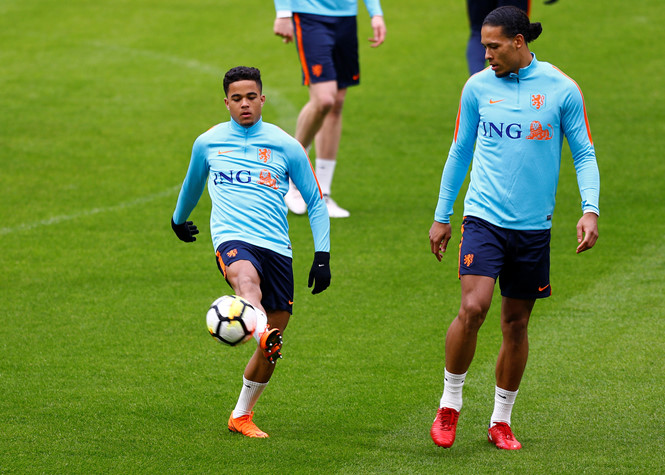 Kluivert khuyên con trai không nên đến M.U