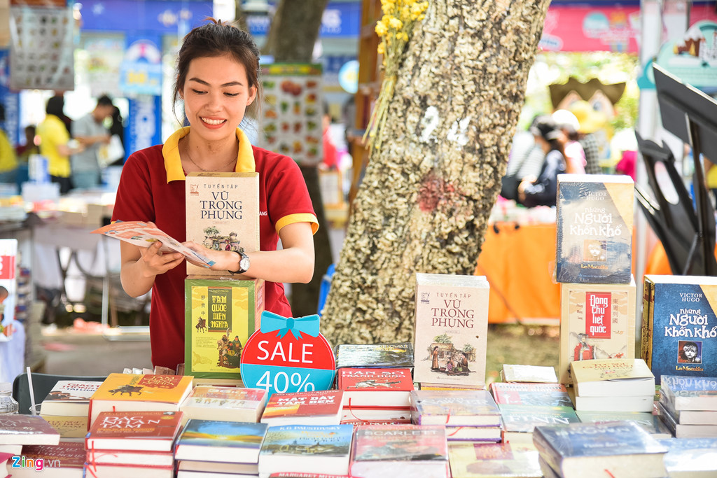 Bạn đọc tấp nập mua sách giảm giá sâu trong ngày cuối ở Hội sách