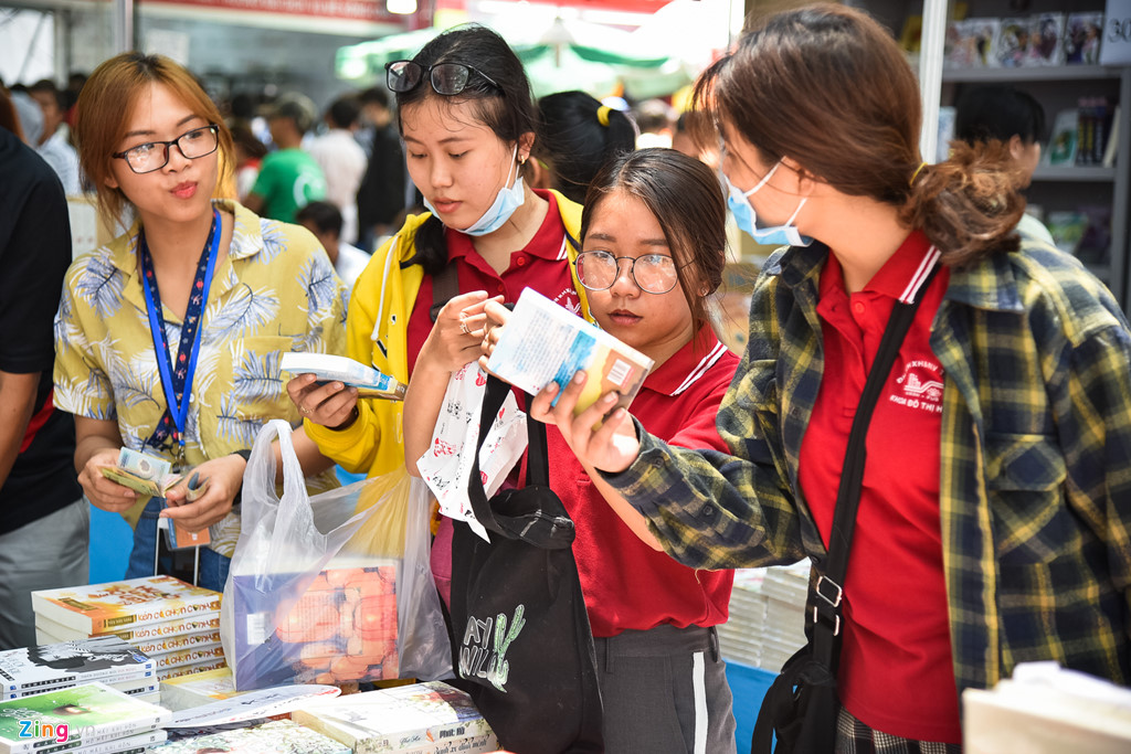 Bạn đọc tấp nập mua sách giảm giá sâu trong ngày cuối ở Hội sách