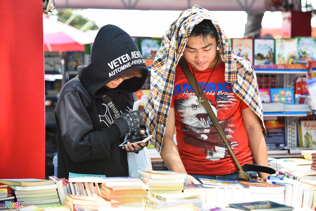 Bạn đọc tấp nập mua sách giảm giá sâu trong ngày cuối ở Hội sách