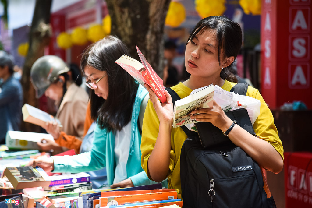 Bạn đọc tấp nập mua sách giảm giá sâu trong ngày cuối ở Hội sách