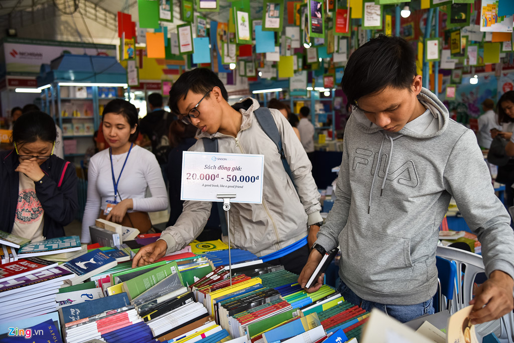 Bạn đọc tấp nập mua sách giảm giá sâu trong ngày cuối ở Hội sách