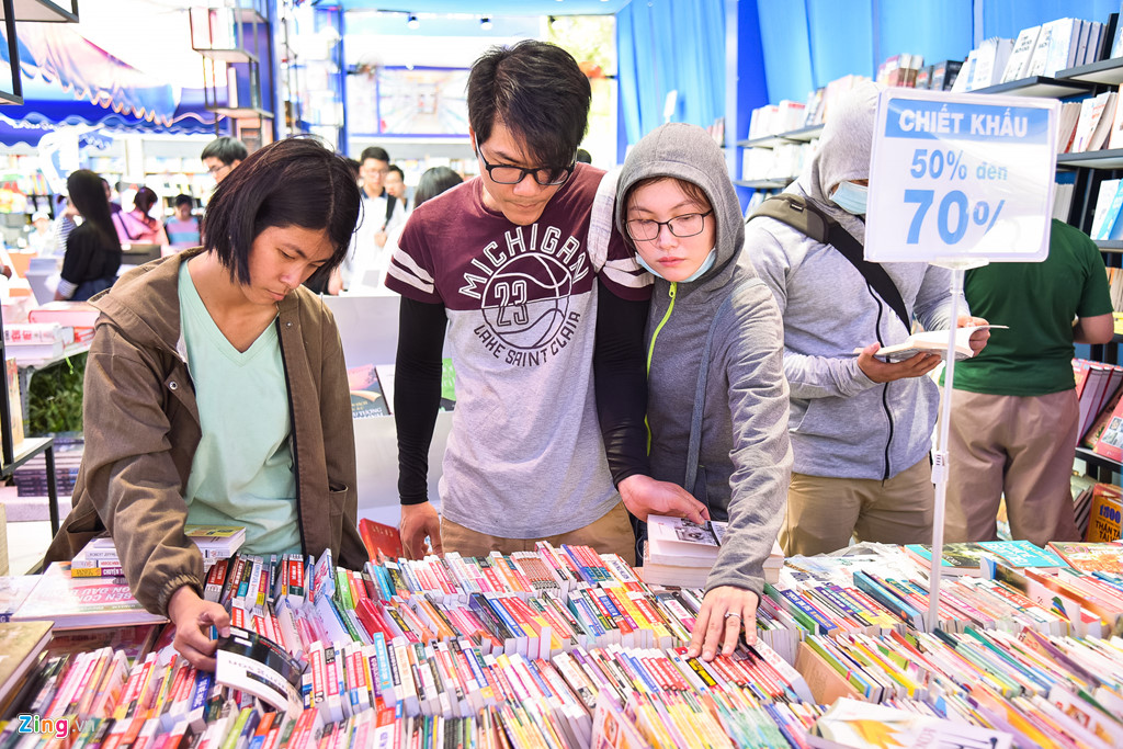 Bạn đọc tấp nập mua sách giảm giá sâu trong ngày cuối ở Hội sách