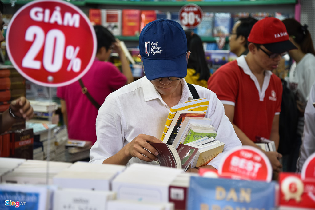 Bạn đọc tấp nập mua sách giảm giá sâu trong ngày cuối ở Hội sách