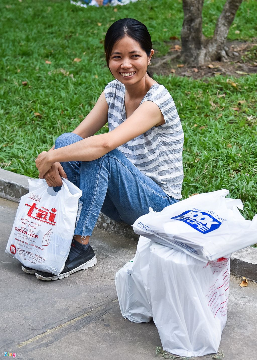 Bạn đọc tấp nập mua sách giảm giá sâu trong ngày cuối ở Hội sách