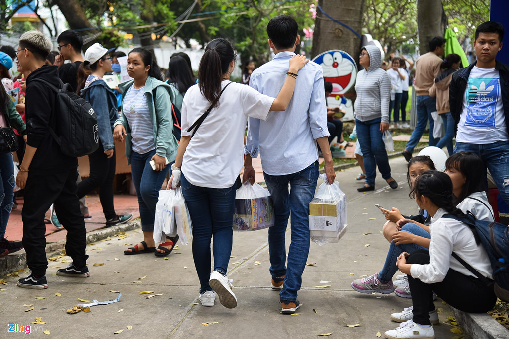 Bạn đọc tấp nập mua sách giảm giá sâu trong ngày cuối ở Hội sách