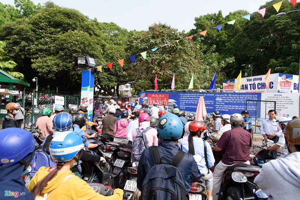 Bạn đọc tấp nập mua sách giảm giá sâu trong ngày cuối ở Hội sách