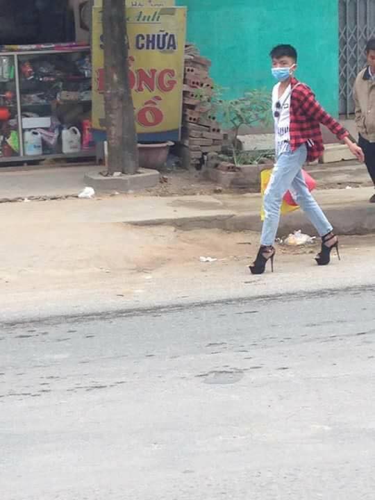 Thanh niên đi giày cao gót tự tin sải bước trên đường bỗng nhiên nổi tiếng trên MXH