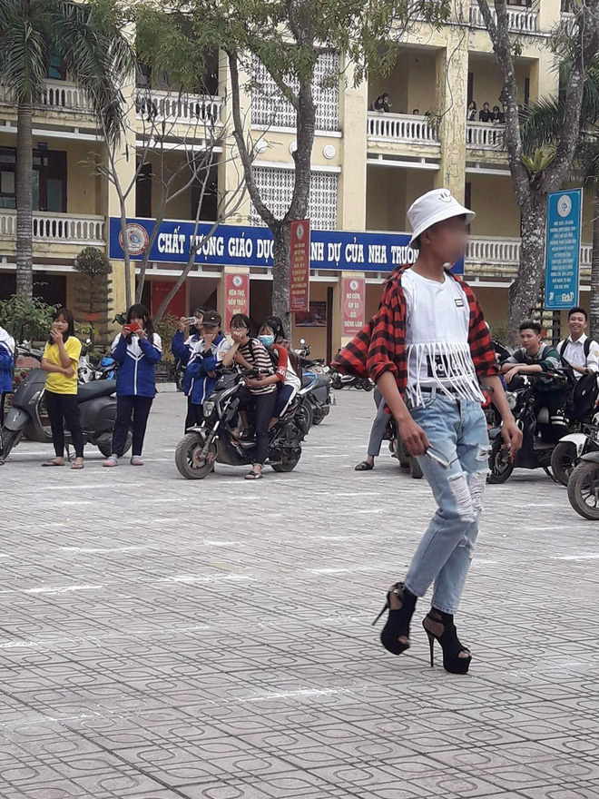 Thanh niên đi giày cao gót tự tin sải bước trên đường bỗng nhiên nổi tiếng trên MXH