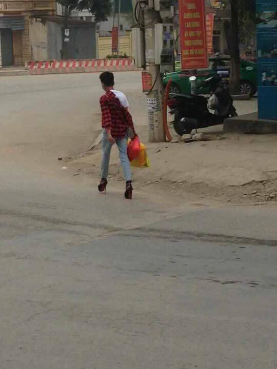 Thanh niên đi giày cao gót tự tin sải bước trên đường bỗng nhiên nổi tiếng trên MXH