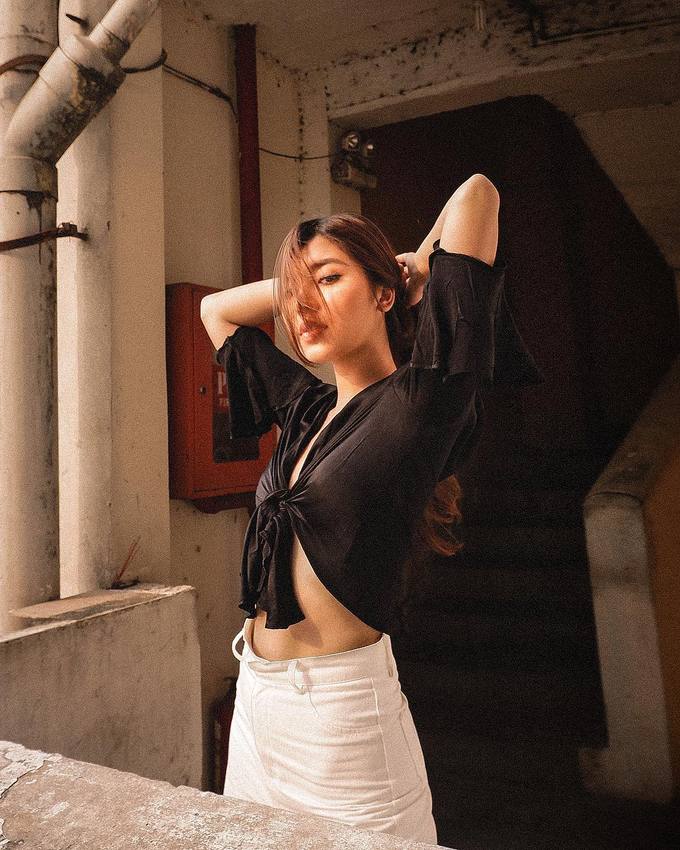 Sơ mi trễ vai, sơ mi giấu quần cũng không thể đọ được độ sexy với mốt sơ mi này