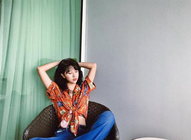 Sơ mi trễ vai, sơ mi giấu quần cũng không thể đọ được độ sexy với mốt sơ mi này