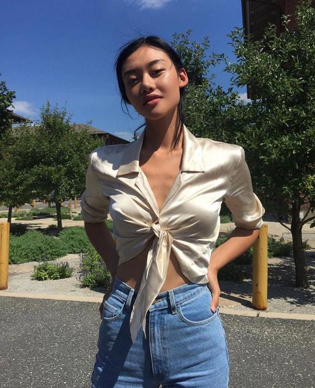 Sơ mi trễ vai, sơ mi giấu quần cũng không thể đọ được độ sexy với mốt sơ mi này Sơ mi trễ vai, sơ mi giấu quần cũng không thể đọ được độ sexy với mốt sơ mi này