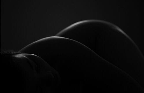 Tâm sự xót xa của cô gái từng làm người mẫu khỏa thân