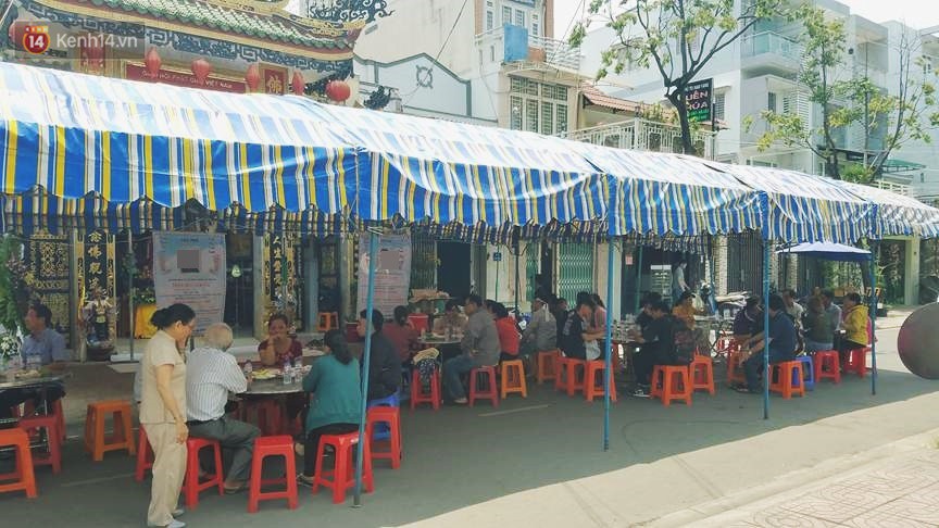 Nước mắt của gia đình có 3 người tử vong trong đám cháy chung cư Carina: Con tôi chết mà tay vẫn ôm đứa nhỏ vào lòng...