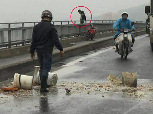 Thanh niên để lại giày viết số điện thoại nhảy cầu Bãi Cháy