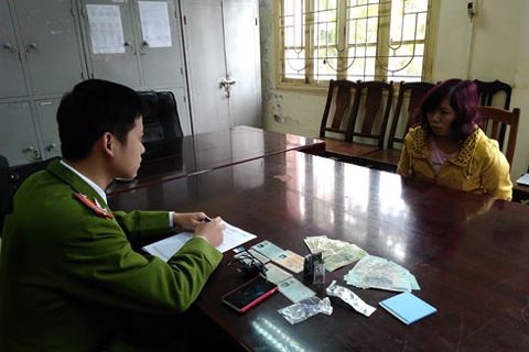 Nữ quái bẫy trai lạ trên mạng rồi chuốc thuốc mê Nữ quái bẫy trai lạ trên mạng rồi chuốc thuốc mê