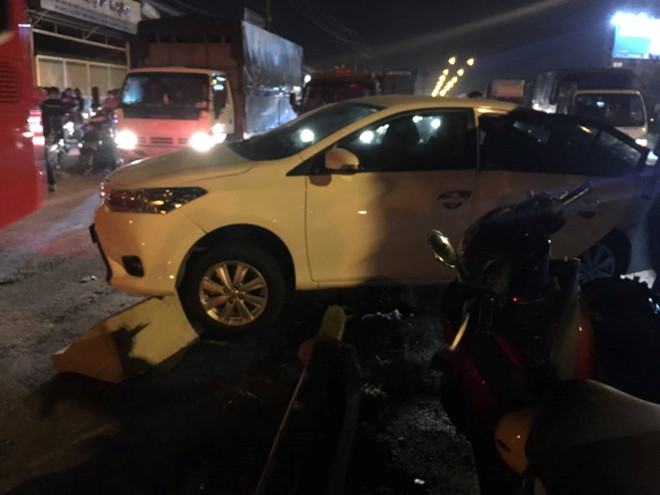 Ôtô 4 chỗ bay lên dải phân cách sau tai nạn, tài xế thoát chết