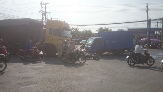 5 xe va chạm giữa ngã ba, 5 người trọng thương