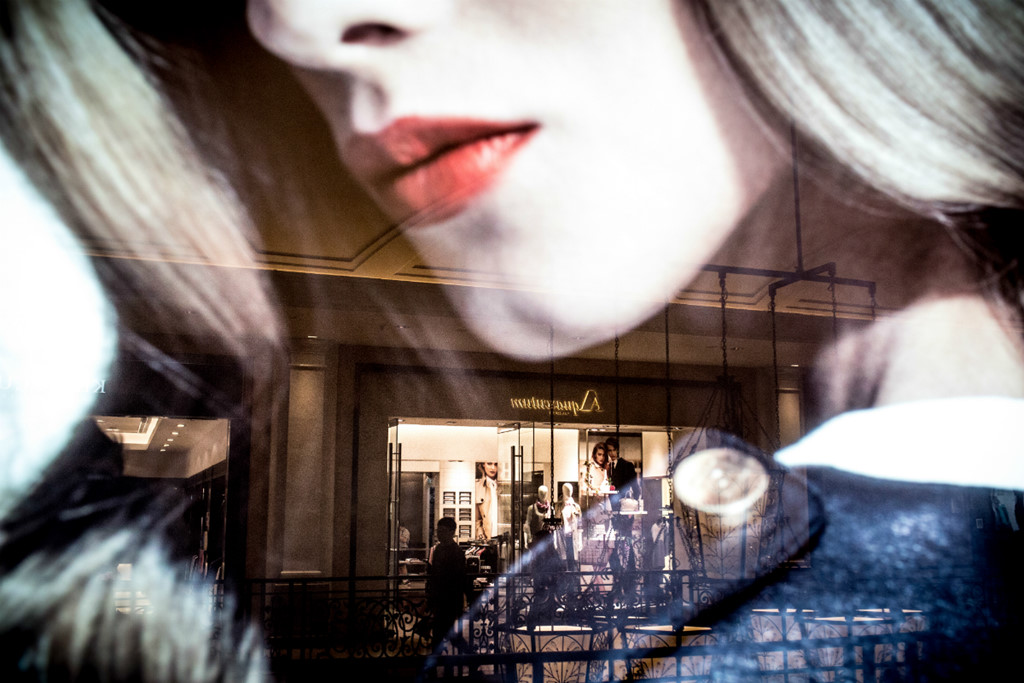 Cuộc sống xa hoa của những cô gái Hong Kong với bố nuôi Singapore