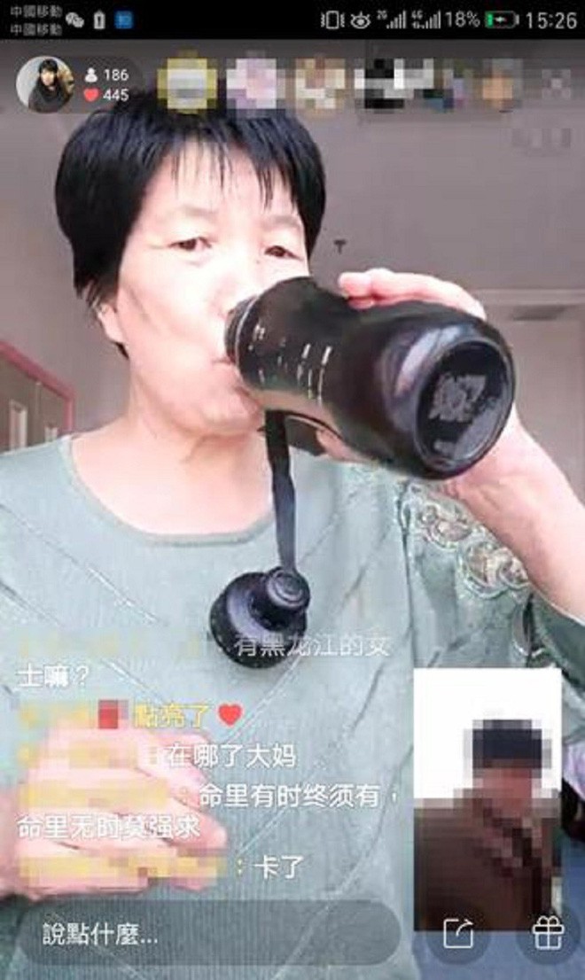 Làm bà mối online, người phụ nữ 58 tuổi trở thành hiện tượng live-stream ở Trung Quốc, thu nhập 1 triệu/ngày Làm bà mối online, người phụ nữ 58 tuổi trở thành hiện tượng live-stream ở Trung Quốc, thu nhập 1 triệu/ngày