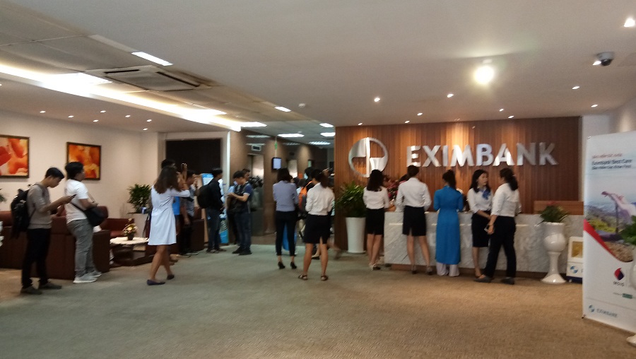 Những hình ảnh về vụ bắt giữ 2 nữ cán bộ Eximbank trưa nay