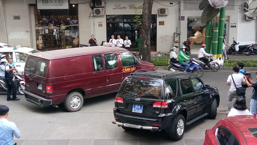 Những hình ảnh về vụ bắt giữ 2 nữ cán bộ Eximbank trưa nay