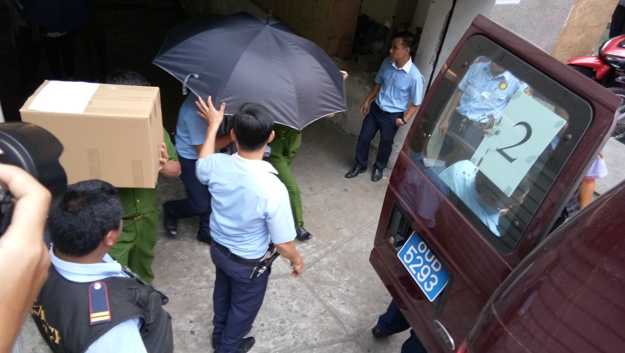 Những hình ảnh về vụ bắt giữ 2 nữ cán bộ Eximbank trưa nay