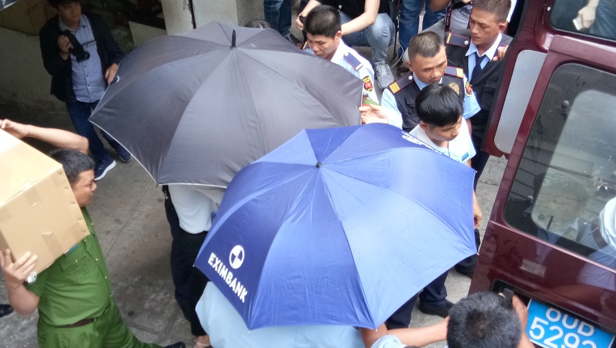 Những hình ảnh về vụ bắt giữ 2 nữ cán bộ Eximbank trưa nay