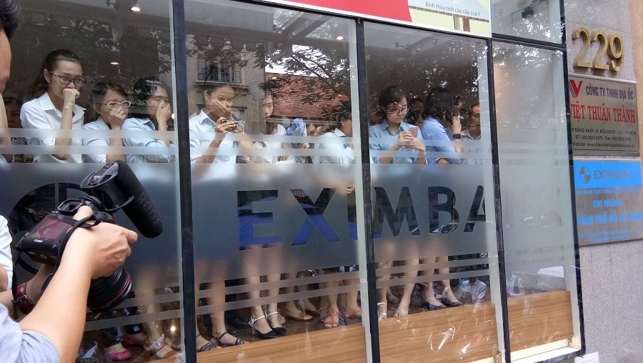 Những hình ảnh về vụ bắt giữ 2 nữ cán bộ Eximbank trưa nay