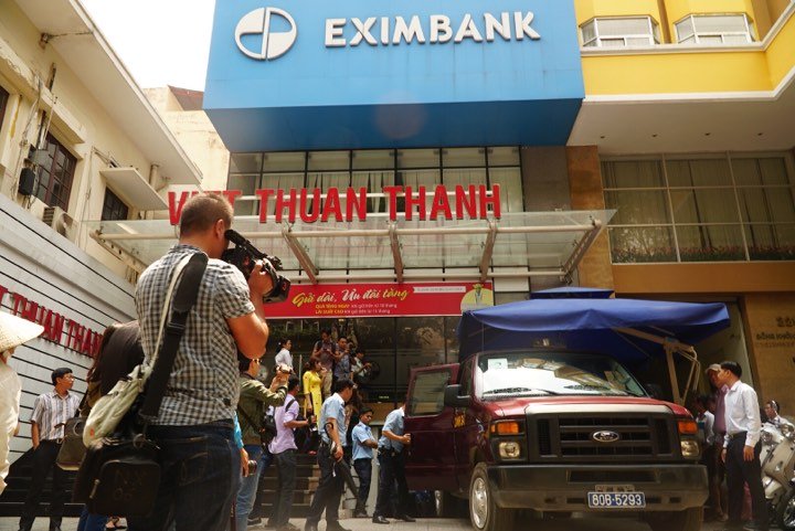 Vụ mất 245 tỷ đồng tiết kiệm: Bắt 2 nữ cán bộ Eximbank chi nhánh TP.HCM Vụ mất 245 tỷ đồng tiết kiệm: Bắt 2 nữ cán bộ Eximbank chi nhánh TP.HCM