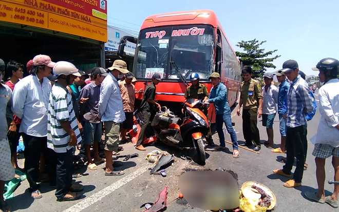 Xe giường nằm cuốn hàng loạt xe máy vào gầm, một người tử vong