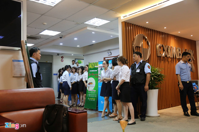 Cảnh sát bất ngờ khám xét Eximbank chi nhánh TP.HCM, bắt 2 người