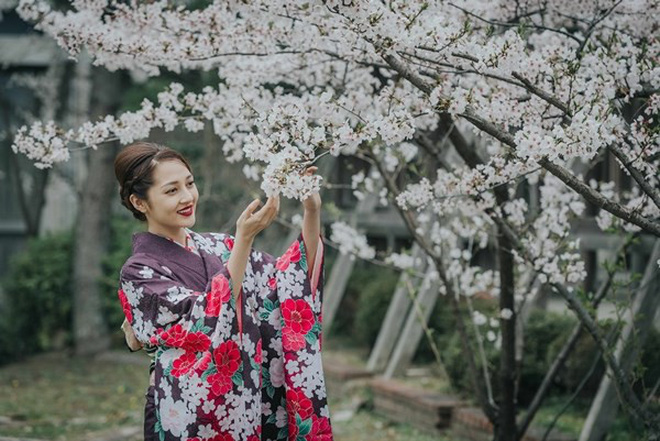 Để vạt phải đè lên vạt trái, Mỹ Tâm bị cho là mặc kimono theo kiểu của người đã khuất trong MV mới Để vạt phải đè lên vạt trái, Mỹ Tâm bị cho là mặc kimono theo kiểu của người đã khuất trong MV mới