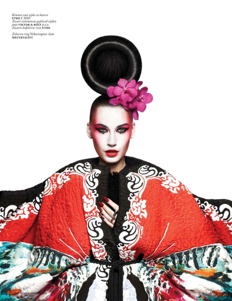 Để vạt phải đè lên vạt trái, Mỹ Tâm bị cho là mặc kimono theo kiểu của người đã khuất trong MV mới Để vạt phải đè lên vạt trái, Mỹ Tâm bị cho là mặc kimono theo kiểu của người đã khuất trong MV mới